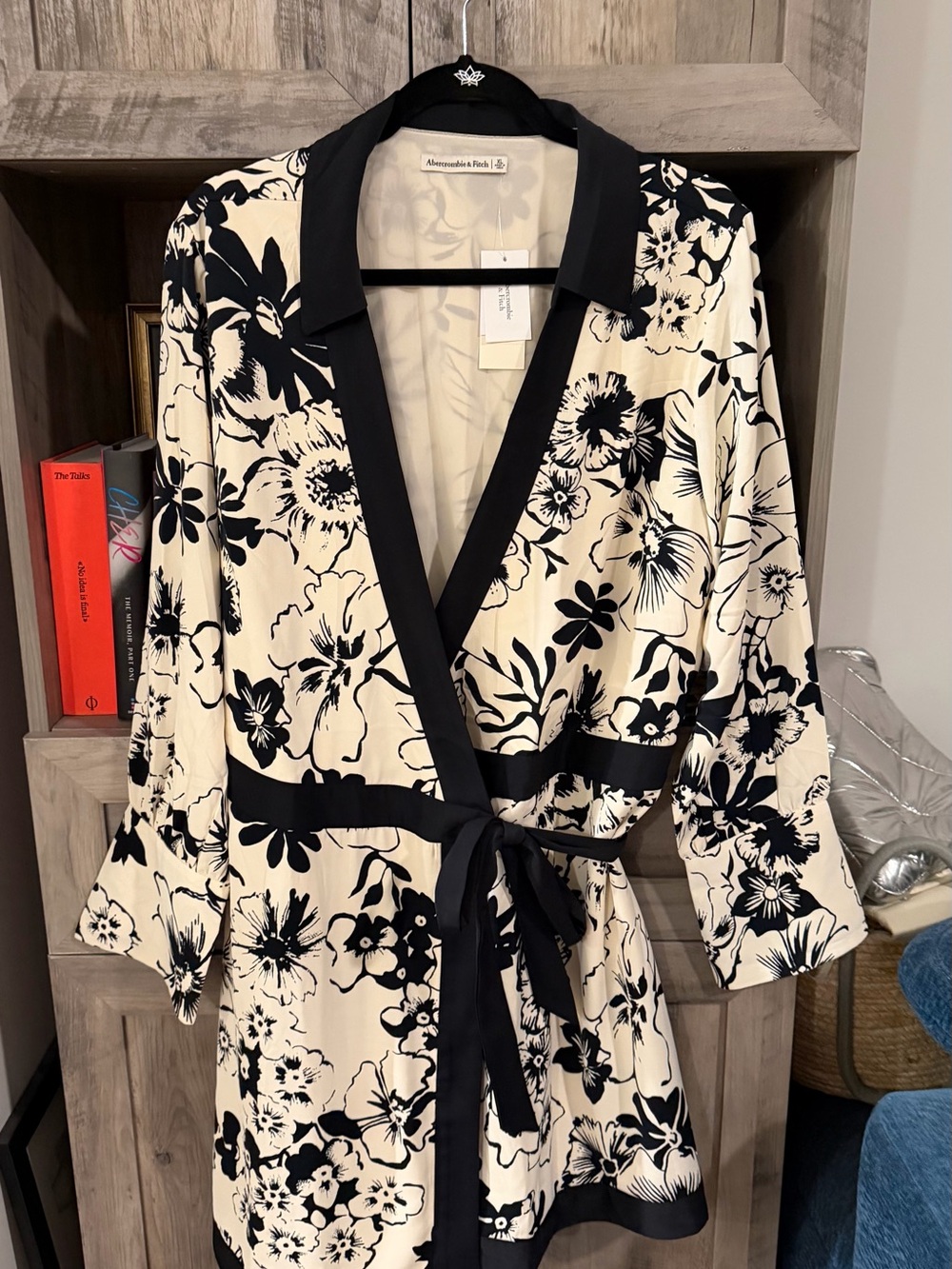 Abercrombie & Fitch Cream and Black Floral Wrap Robe